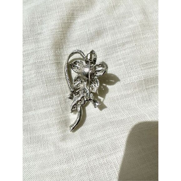 ￼ Cubic zirconia flower with faux Pearl brooch - Picture 2 of 3